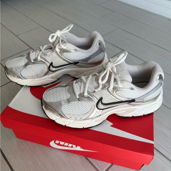 Nike White & Silver V5 RNR Sneakers - Picture 4 of 7